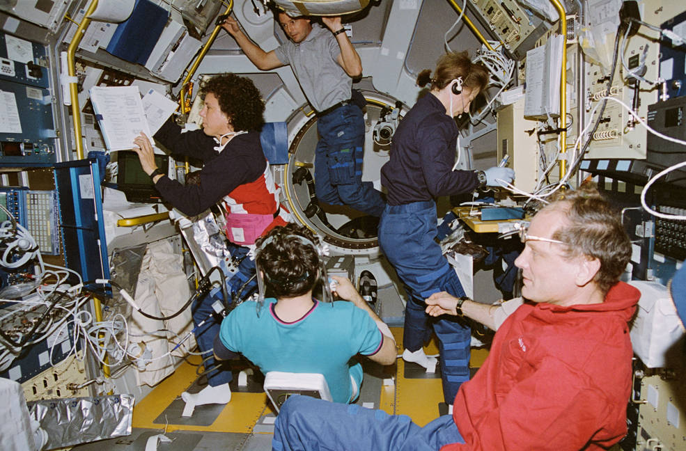 iss20_sts_71_busy_spacelab