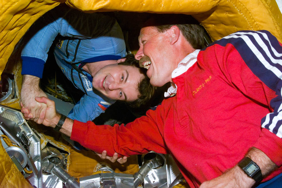 iss20_sts_71_dezhurov_gibson_handshake