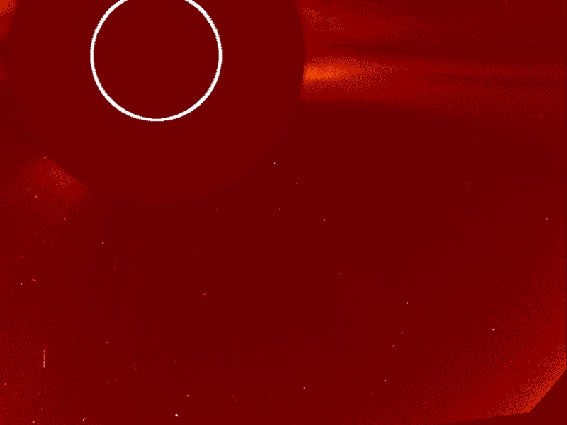 An animated GIF shows the Sun blocked by a red disk and space around the Sun. Two small, white objects, labeled SOHO-4000 and SOHO-3999, appear in the lower right and move upward toward the Sun one at a time. SOHO-4000 fades as it approaches the Sun while SOHO-3999 brightens and grows a tail before fading away.