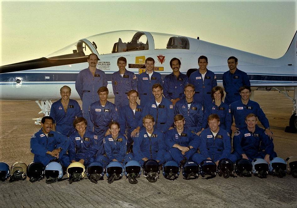 sts_1_l-10_months_astronaut_class_of_1980_group_photo