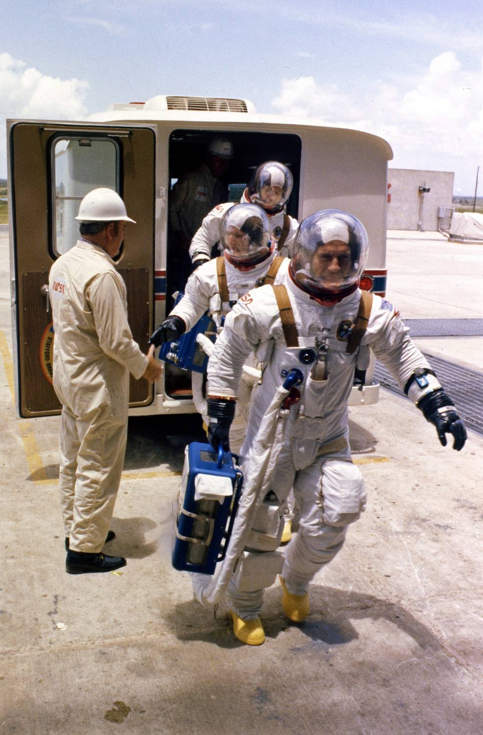 astp-1000_75pc-415_75hc-434_crew_arrives_at_pad_39b_7.15.75