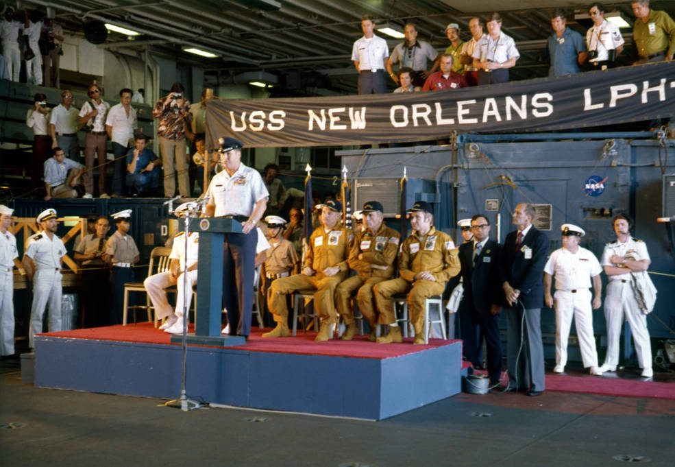 astp-1246_75pc-429_cdr_of_etr_don_hartung_welcomes_crew_7.24.75.jpg