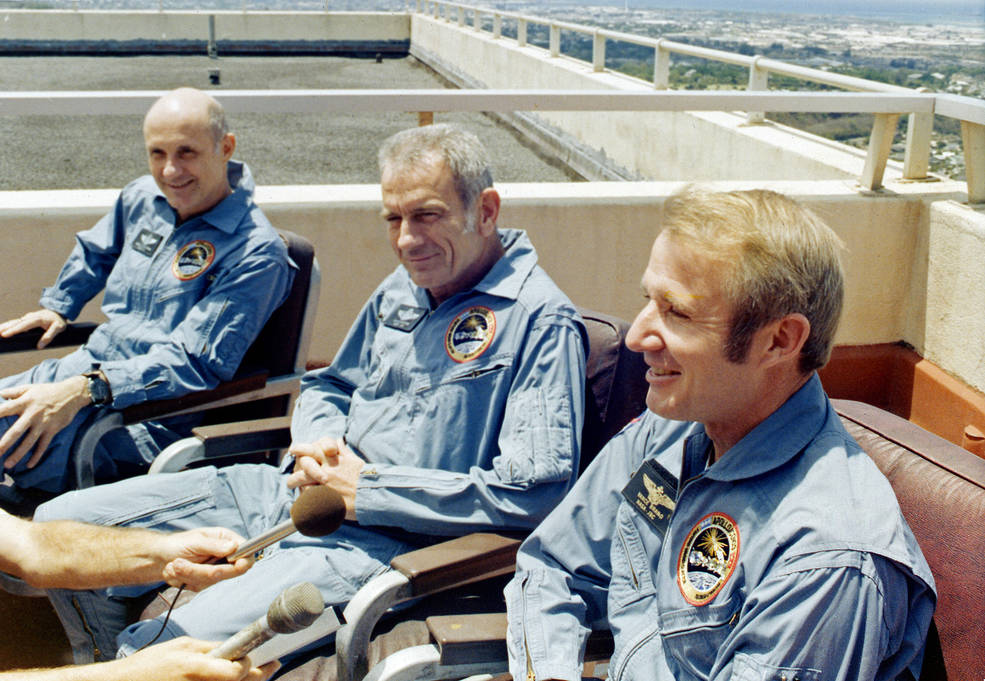 astp-1264_75hc-459_crew_on_roof_balcony_tripler_hospital_7.27.75.jpg