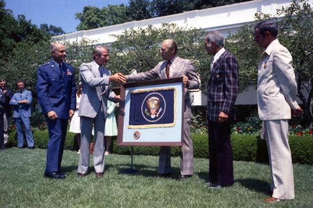 astp-1272_noid_crew_with_pres_ford_rose_garden_wh_8.9.75.jpg
