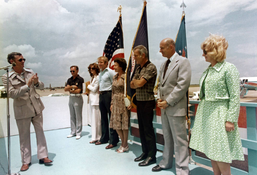astp-1275_s75-30110_crew_with_wives_return_to_jsc_lunney_8.10.75.jpg