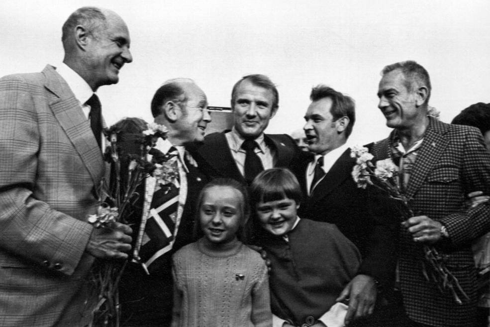 astp-1284_noid_crew_arrives_in_moscow_for_soviet_tour_9.20.75.jpg