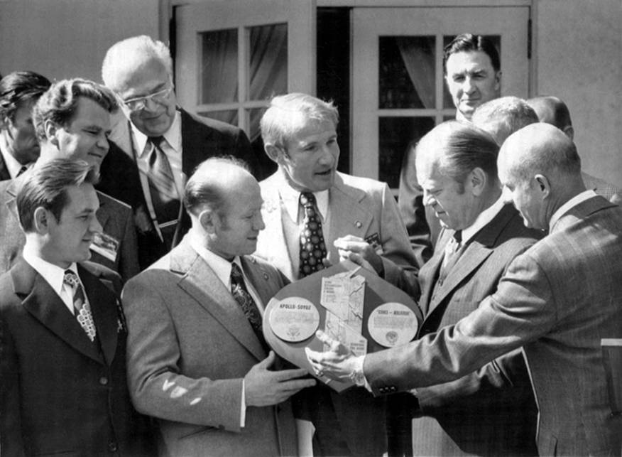 astp-1285_joint_crews_present_plaque_to_pres_ford_at_wh_10.13.75.jpg