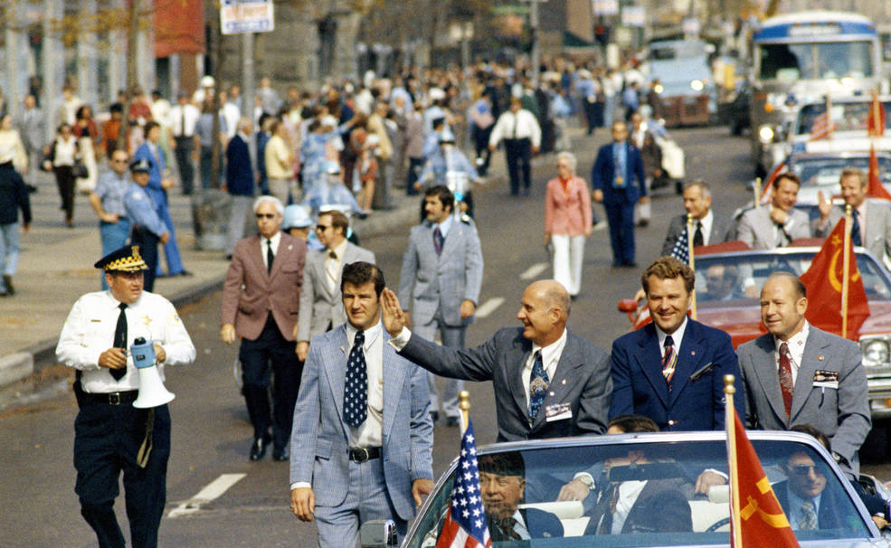 astp-1288_76hc-25_astp_crews_in_chicago_parade_10.14.75.jpg