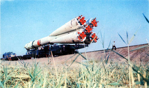 astp_soyuz_rollout_color