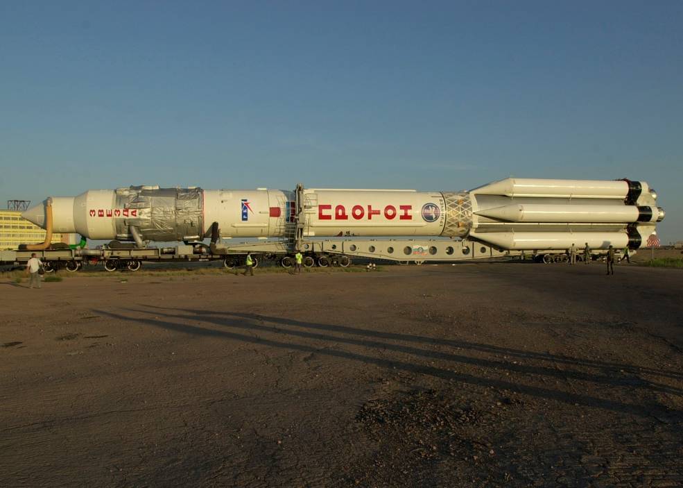 iss20_exp_1_l-3_months_zvezda_rollout_jul_8_2000_3