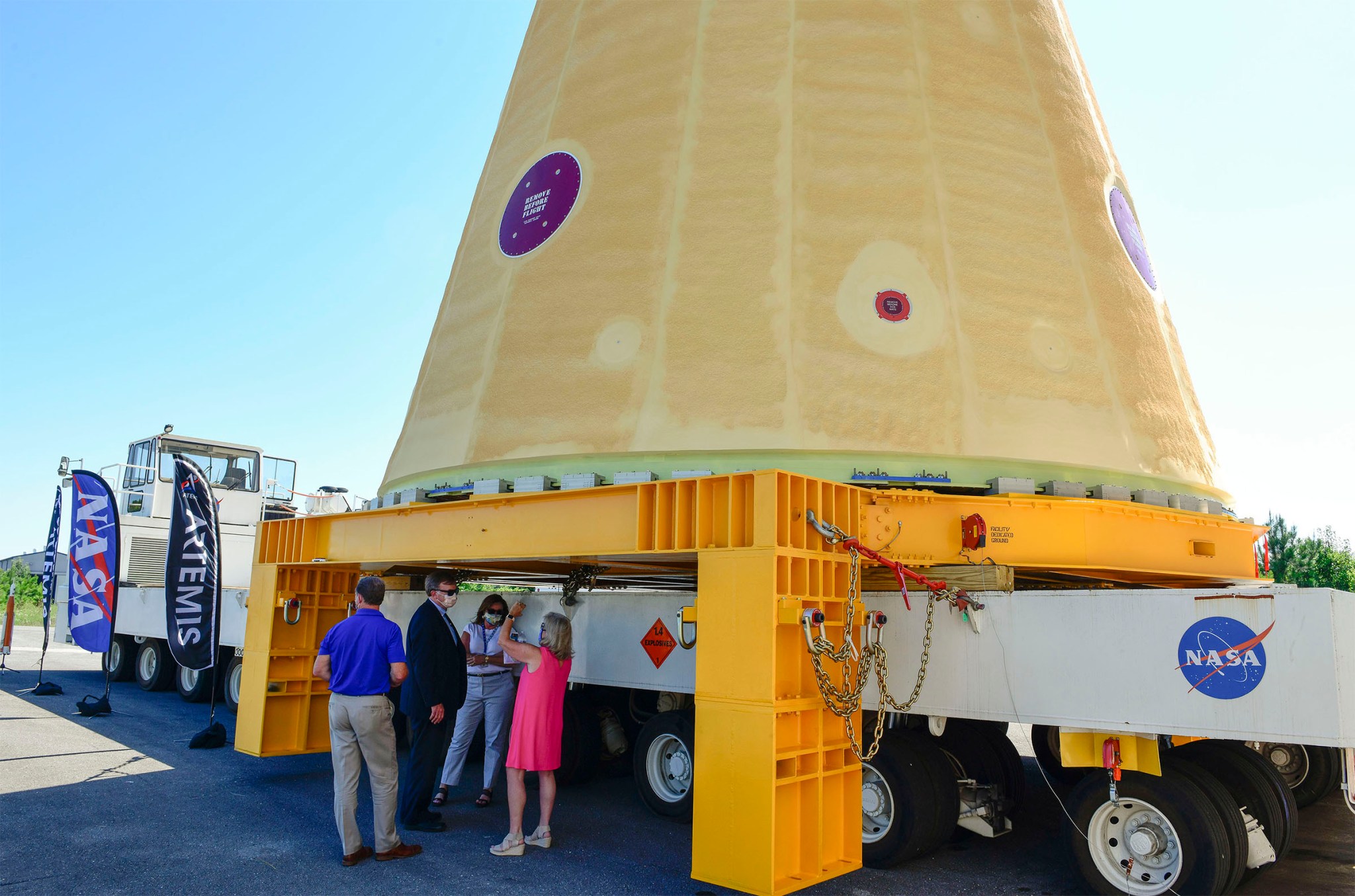 NASA Marshall Center Director Inspects SLS Rocket Hardware 