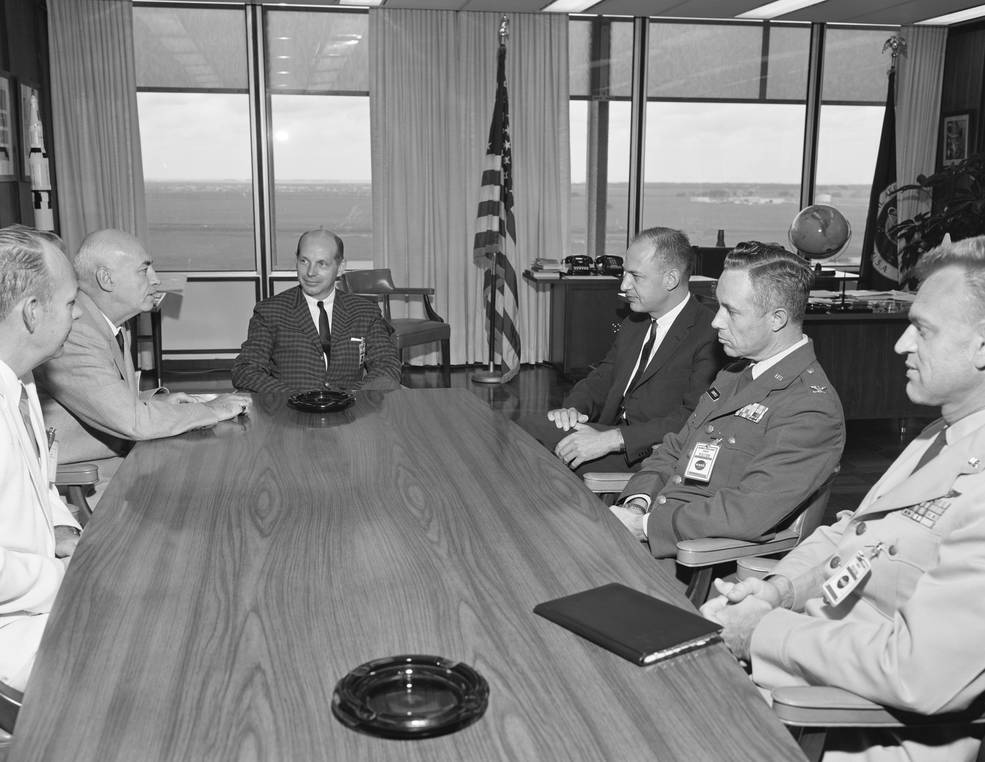 gilruth_hosting_af_officials_bldg_1_office_aug_14_1964