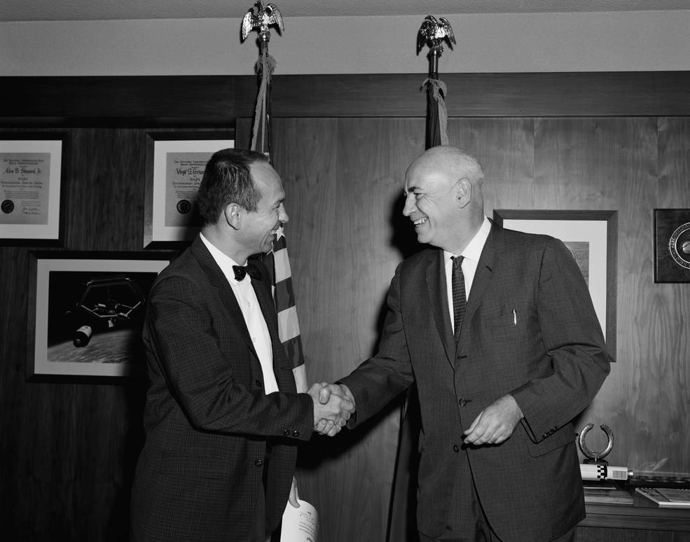 gilruth_presenting_30_yr_award_to_ks_kleinknecht_farnsworth_oct_30_1963