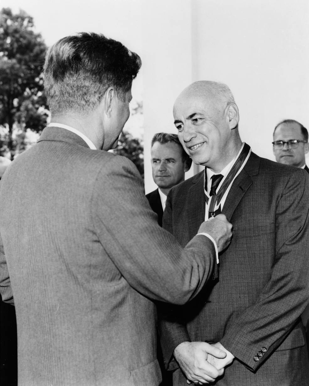 gilruth_receiving_distinguished_federal_civilian_service_presidential_award_at_wh_from_kennedy_aug_1962