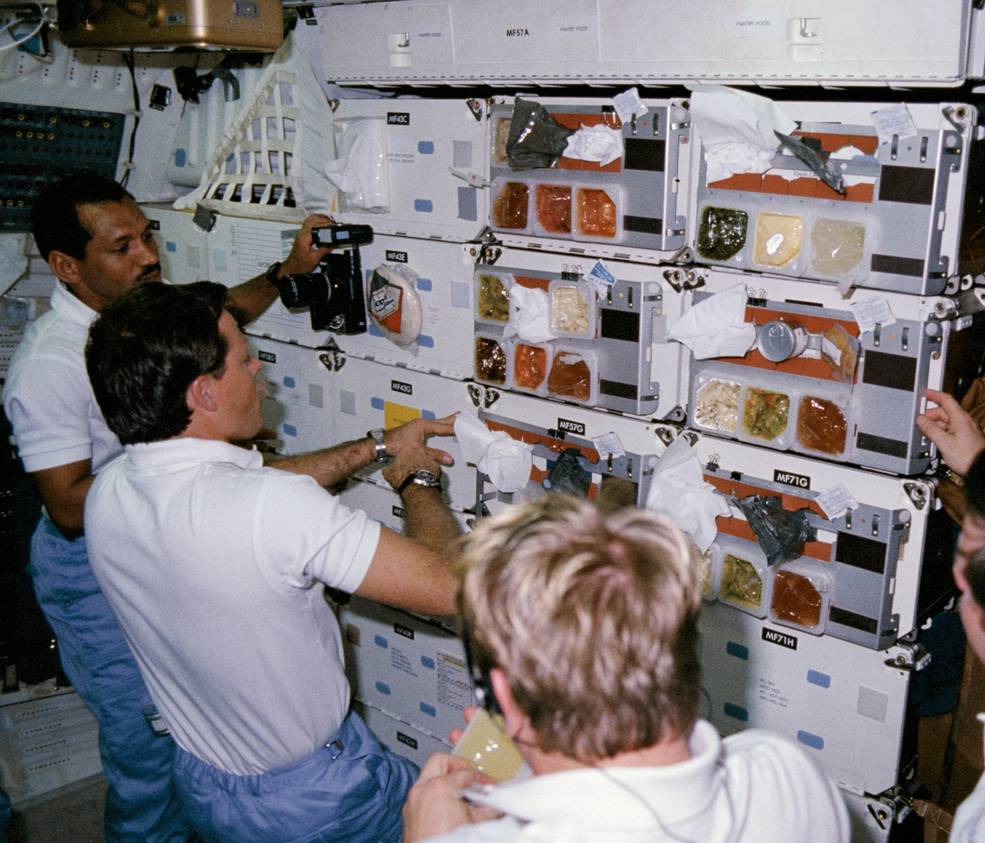 iss20_food_chow_line_on_61c