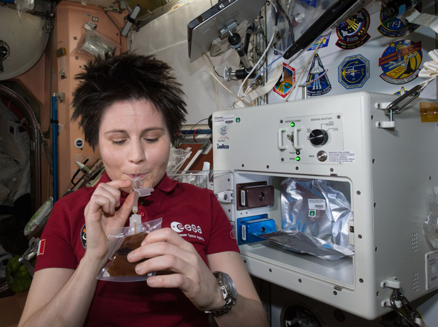 iss20_food_cristoforetti_with_espresso_machine