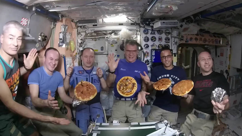 iss20_food_making_pizzas_on_iss