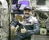 iss20_food_usachev_w_first_pizza_in_space_delivered_exp_2