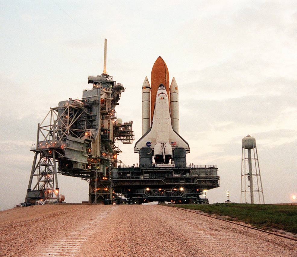 sts_106_atlantis_rollout_to_39_b_aug_13_2000