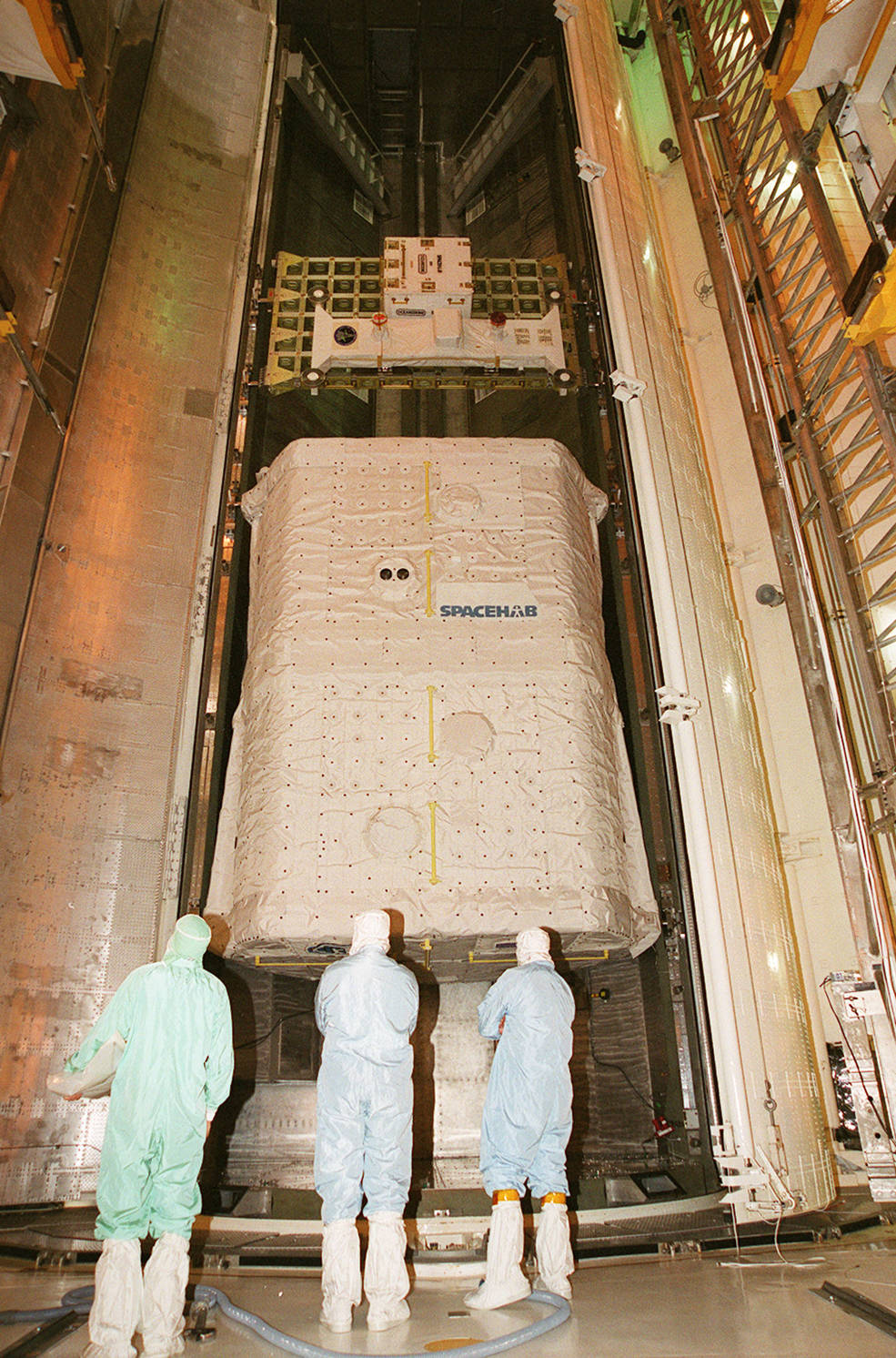 sts_106_spacehab_module_in_payload_changeout_room_at_39b_aug_10_2000