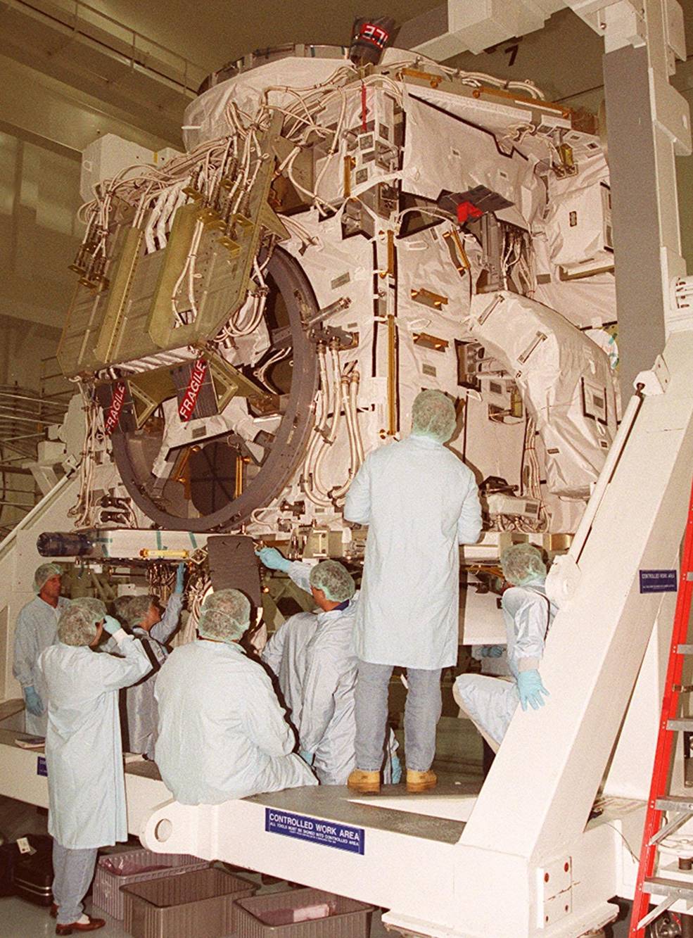 sts_92_crew_examines_z1_truss_in_sspf_jul_30_2000