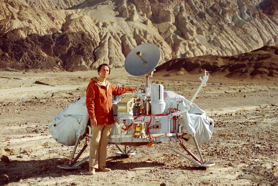 viking_1_model_w_carl_sagan_in_mojave_desert