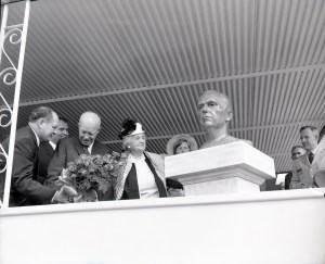 President Dwight Eisenhower behind a podium with a bust of Gen. George C. Marshall along with the widow of General Marshall.
