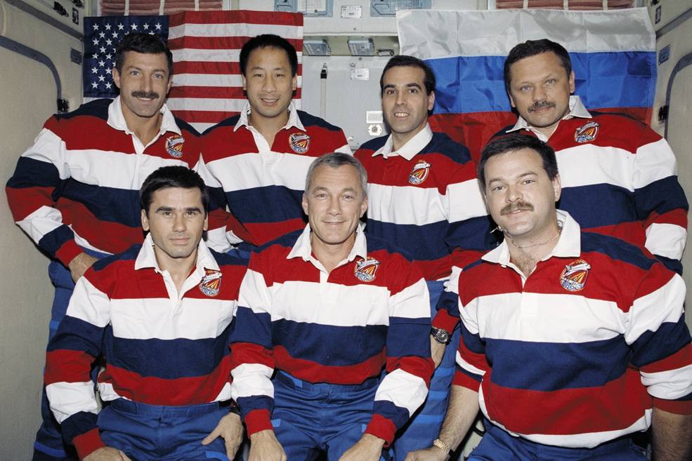 iss20_first_nasa_research_sts_106_crew_in_zvezda_sts