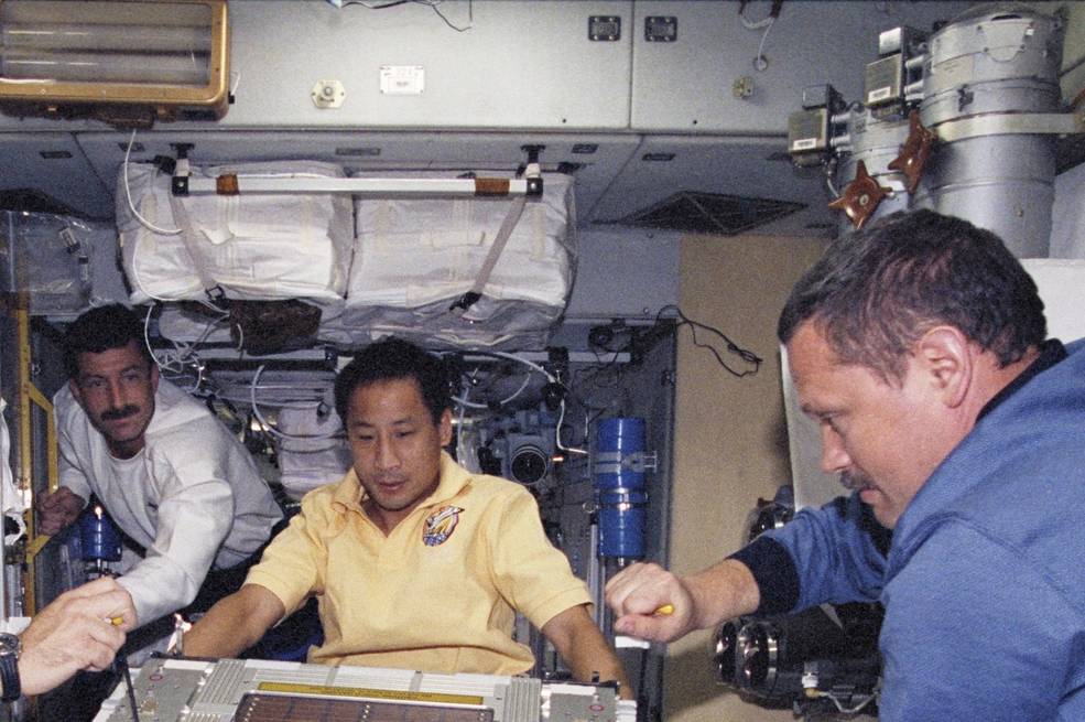 sts_106_burbank_lu_morukov_installing_treadmill