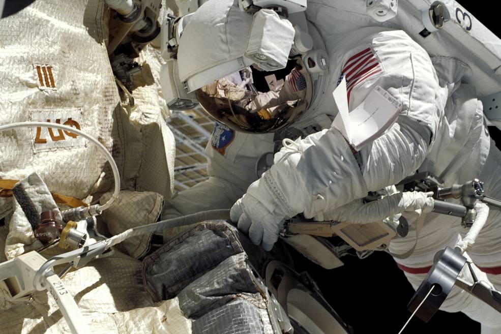 sts_106_lu_during_eva