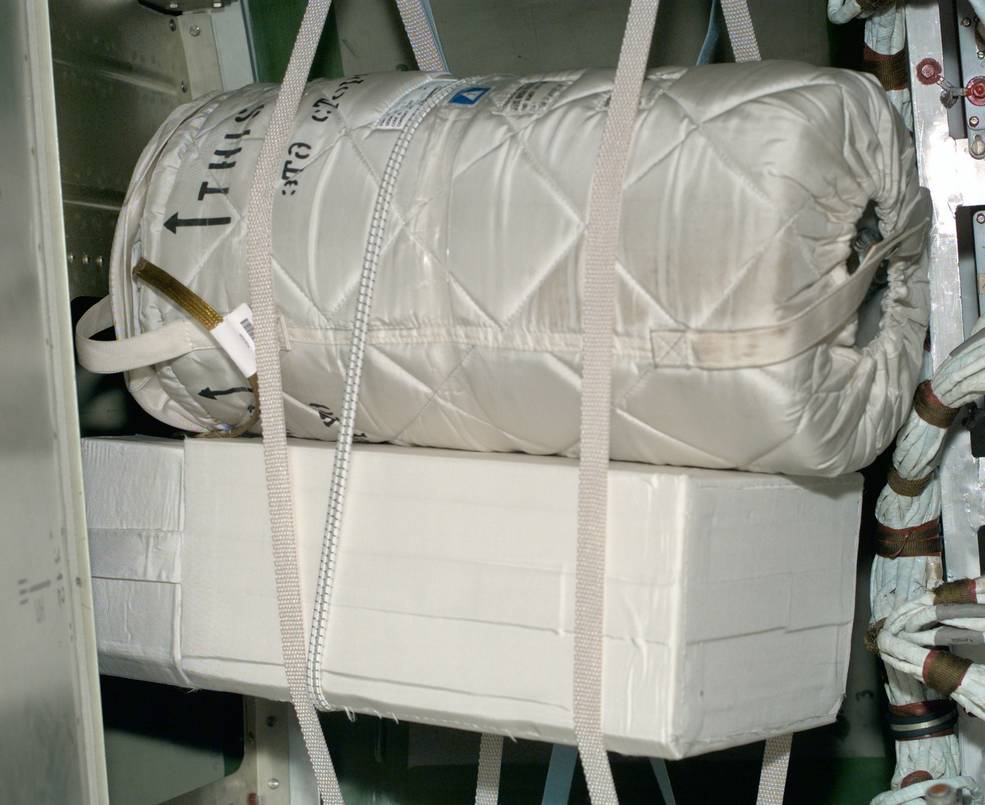 sts_106_pcg-egn_stowed_in_fgb