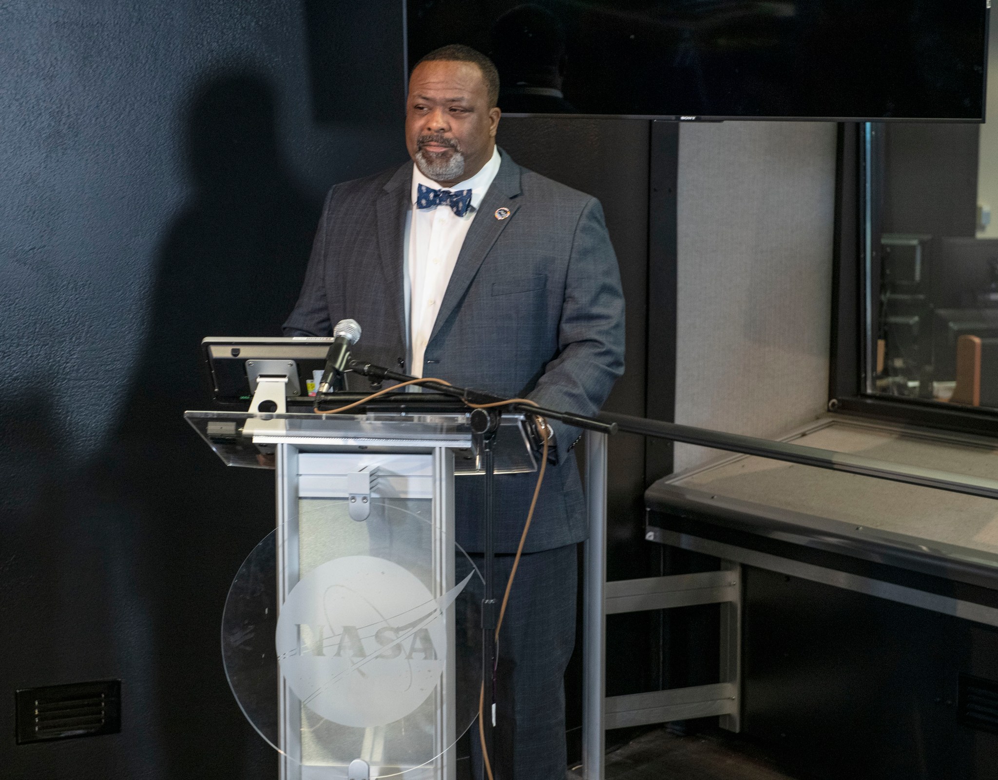 Dwight Mosby, manager of the Payload and Mission Operations Division for the International Space Station, welcomes scientists.