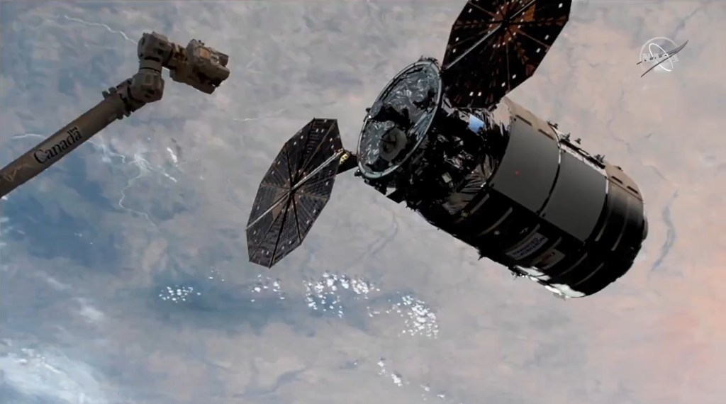 
			Astronaut Commands Robotic Arm to Reach Out and Capture Cygnus Cargo Craft - NASA			