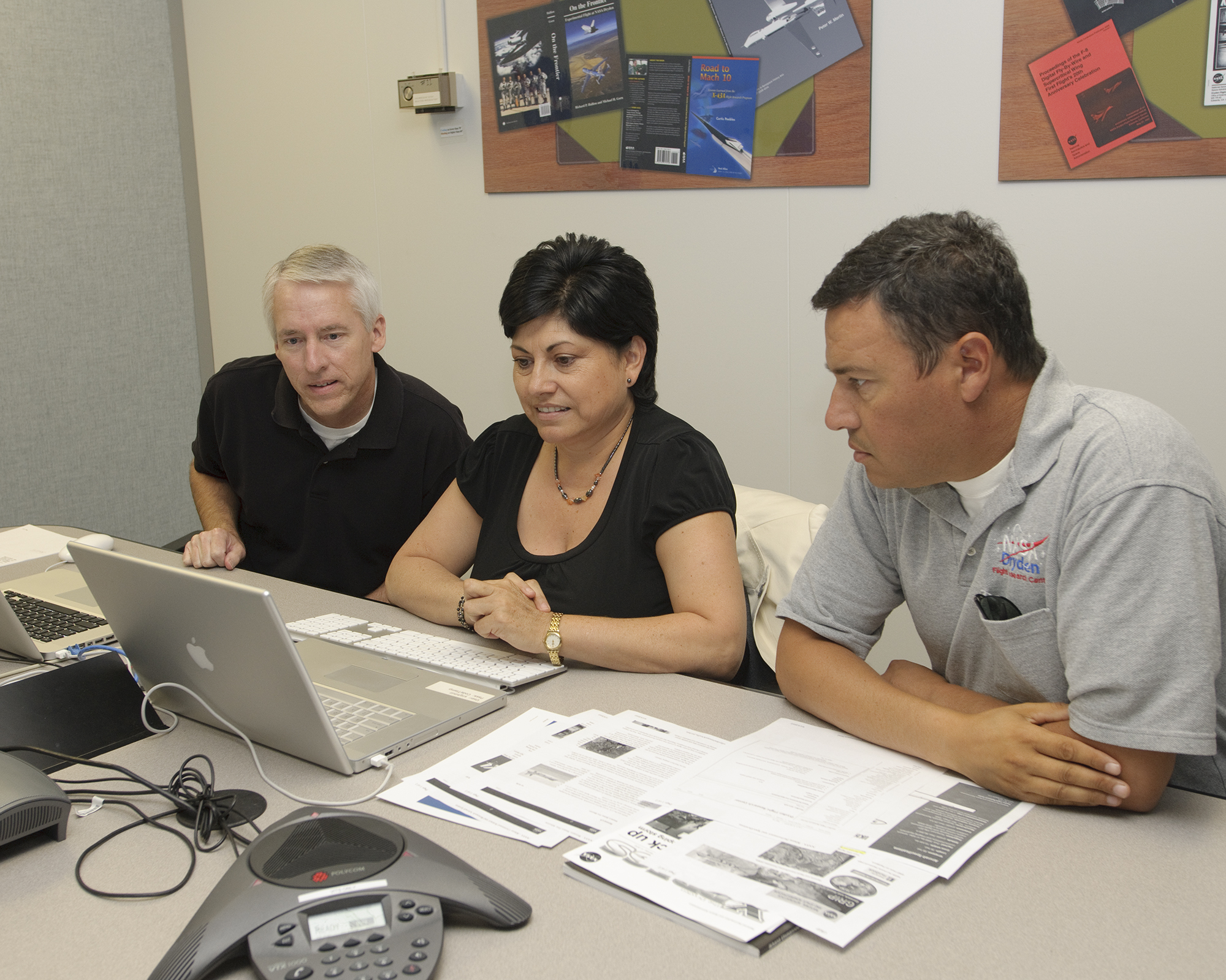 Carmen Arevalo helps with a bilingual internet chat.