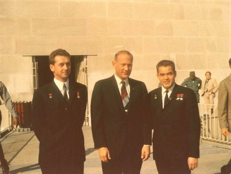 sevastyanov_aldrin_nikolayev_at_washington_monument