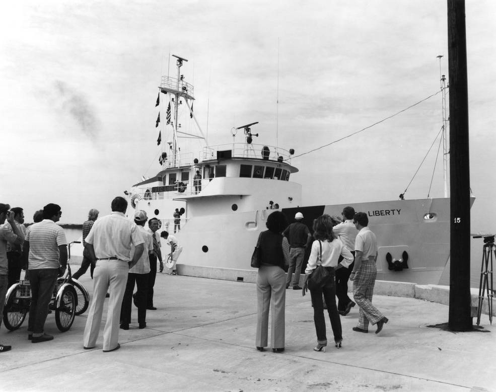 sts1-0473-80pc-442-utc_liberty_arrives_at_its_berth-10.22.80