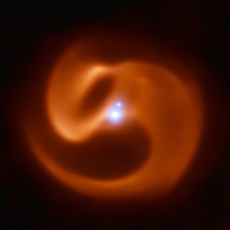 Las dos estrellas en Wolf-Rayet 140 producen conchas de polvo cada ocho años que parecen anillos, como se ve en esta imagen del Telescopio Espacial James Webb de la NASA. Cada anillo fue creado cuando las estrellas se acercaron y sus vientos estelares chocaron, comprimiendo el gas y formando polvo. Créditos: NASA, ESA, CSA, STScI, JPL-Caltech