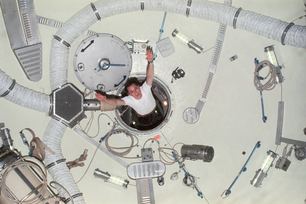 skylab_4_gibson_floating_into_ows