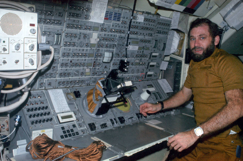 skylab_4_pogue_at_atm_controls