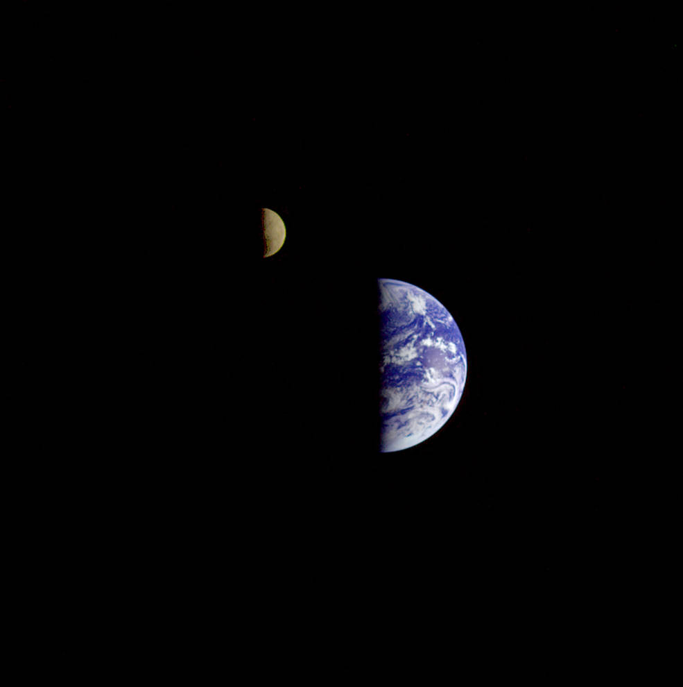 earth_and_moon_from_voyager_1_1977