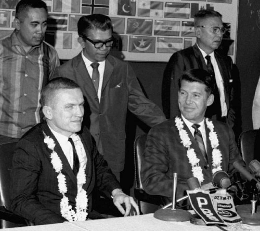 gemini_6_7_borman_schirra_goodwill_tour_manilla_presser_march_1966