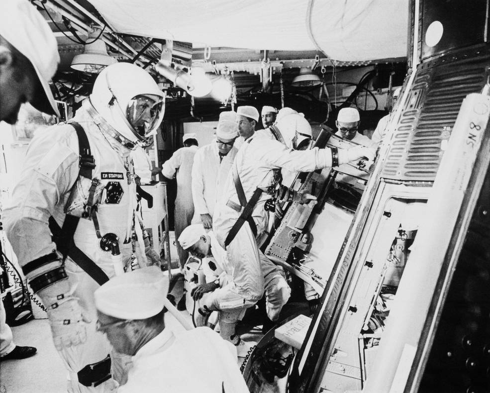 gemini_6_crew_ingressing_capsule_in_white_room_oct_25_1965