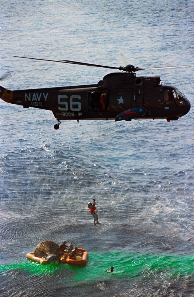 gemni_7_recovery_lovell_hoisted_borman_in_raft_dec_18_1965