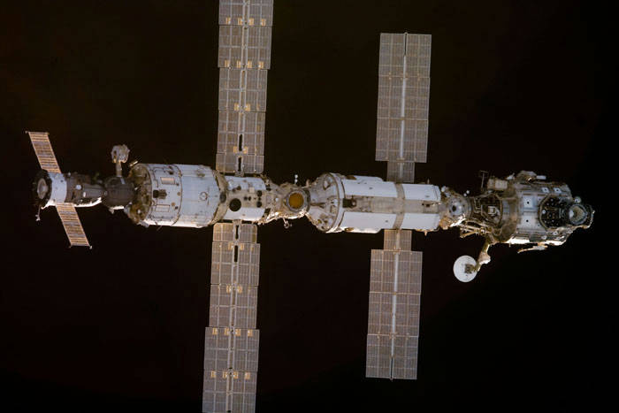 sts_97_iss_during_approach_s97e5010