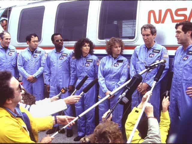 51l_challenger_crew_in_front_of_astrovan_after_tcdt_jan_8_1986