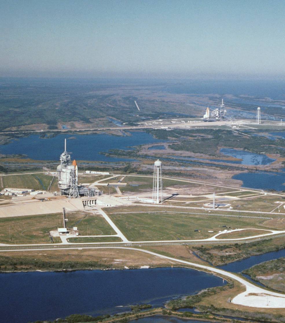 51l_columbia_on_pad_a_challenger_approaching_pad_b_dec_22_1985_s86