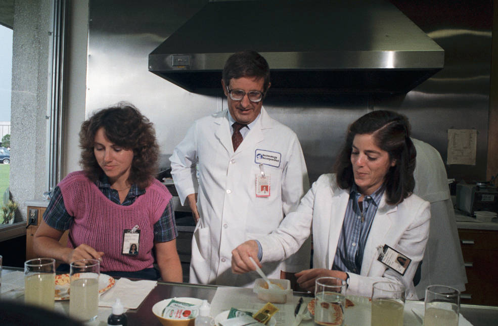 51l_mcauliffe_morgan_in_food_lab_bourland_sep_10_1985_s85