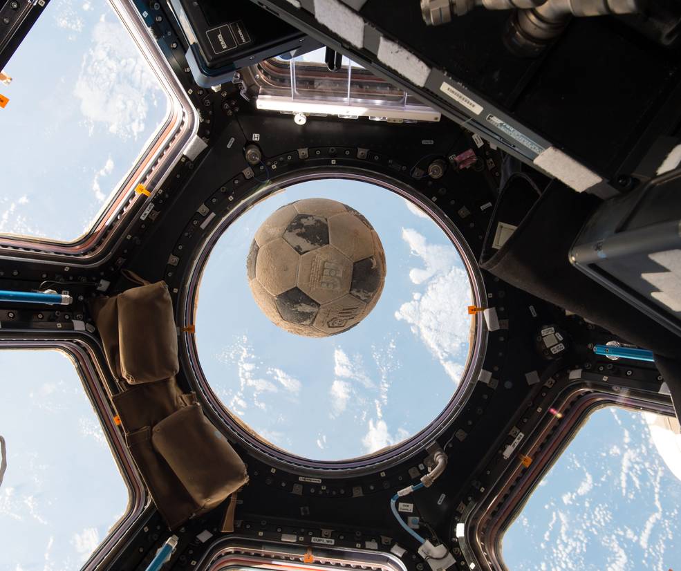 51l_onizuka_soccer_ball_on_iss_iss050e033912