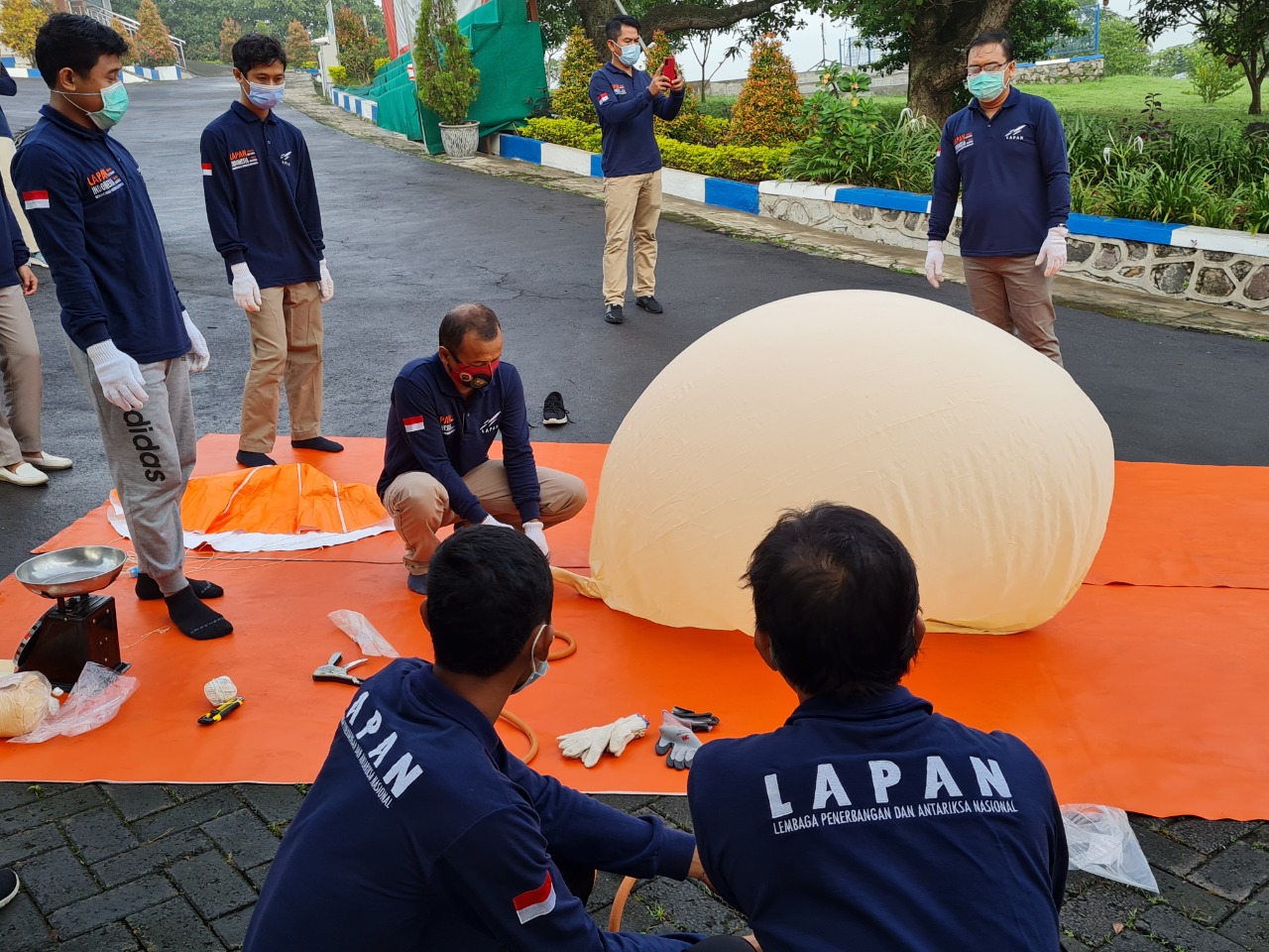 LAPAN scientists prepare the balloon-borne ozonesonde for launch on Jan. 27, 2021. 