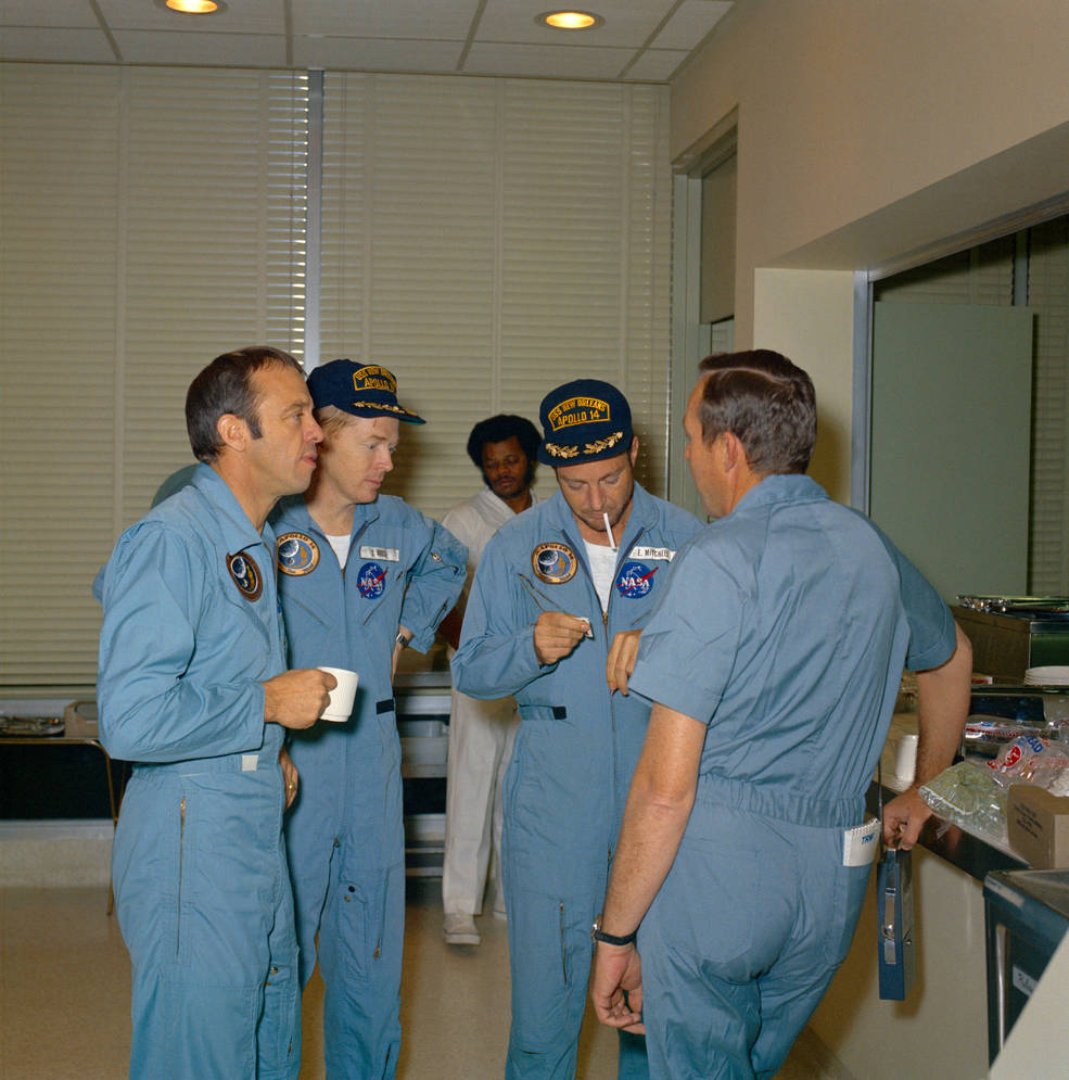 apollo_14_crew_arrives_in_lrl_s71-21636